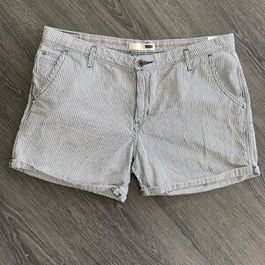 Sz32 Levi’s Seersucker Rolled Cuff Denim Shorts in GUC